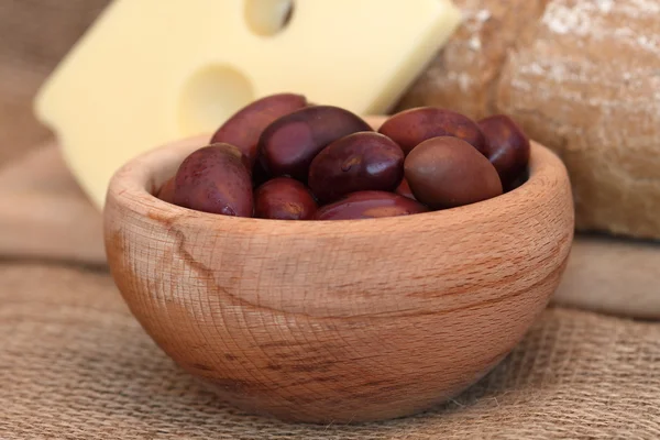 Оливки в миске — стоковое фото