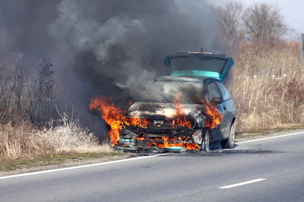 Brinnande bil — Stockfoto