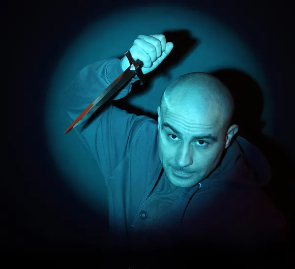 Страшний чоловік з ножем — стокове фото
