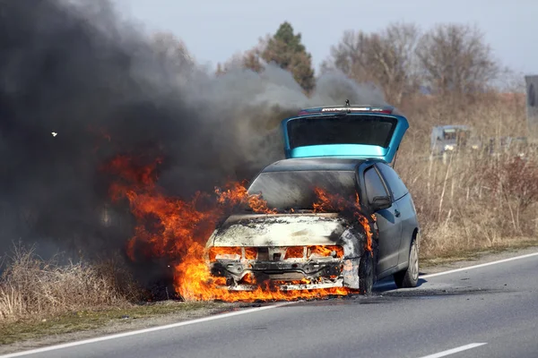 Brennendes Auto — Stockfoto