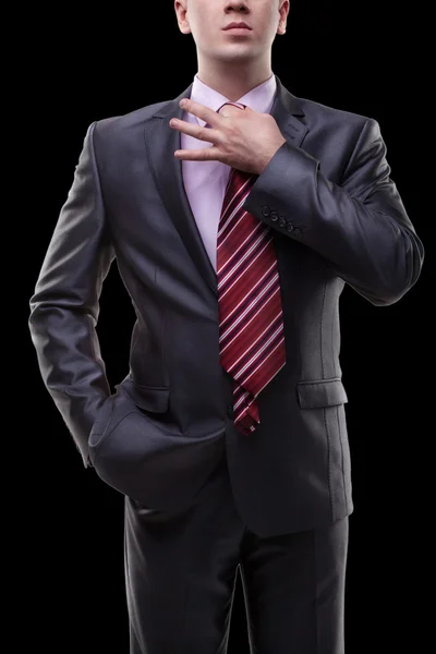 Podnikatel v obleku narovnává kravatu. — Stock fotografie