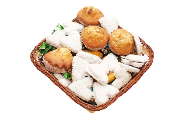 Sepet içinde farklı tatlılar — Stok fotoğraf