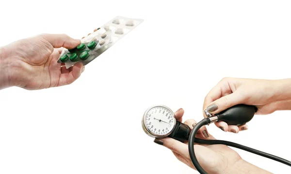 Różne tabletki i przyrząd do pomiaru ciśnienia — Zdjęcie stockowe