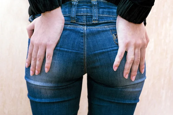 Donkerblauwe jeans op heupen — Stockfoto