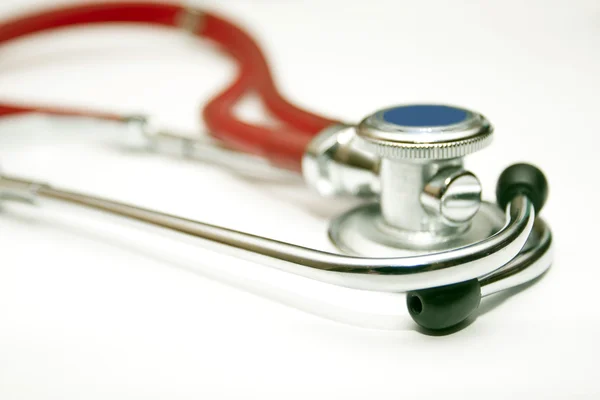 Röd stetoskop av läkaren — Stockfoto