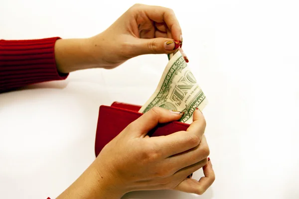 Červená kabelka v rukou s dolarem — Stock fotografie