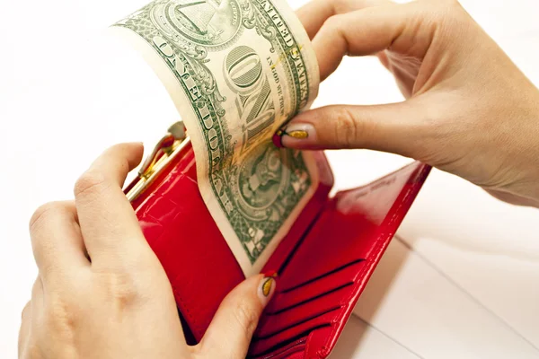 Röd handväska i händer med dollarn — Stockfoto