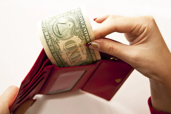 Röd handväska i händer med dollarn — Stockfoto