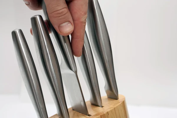 La mano tira fuori un coltello da cucina — Foto Stock