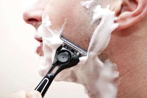 The man has a shave — Stock Photo, Image