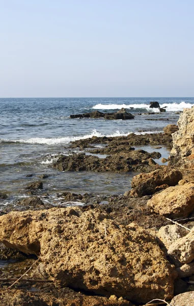 Kamenné seacoast s mořem — Stock fotografie