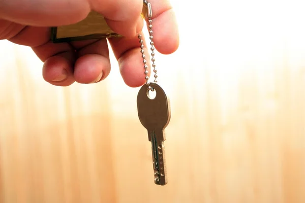 Klíč v rukou člověka — Stock fotografie