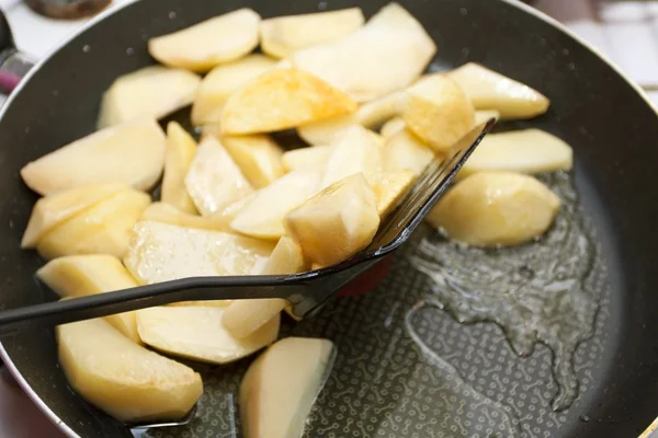 Patata frita en una sartén — Foto de Stock