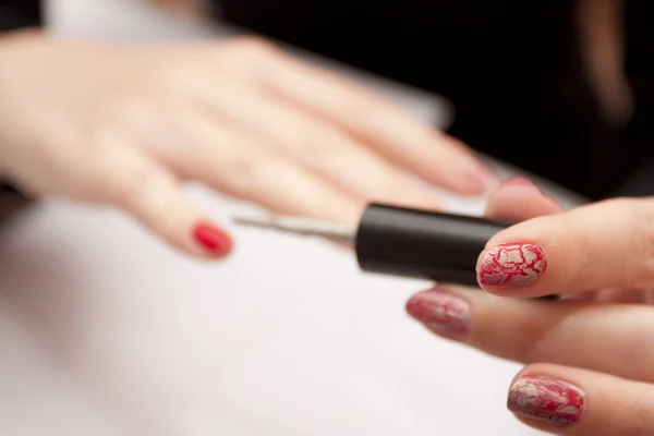 Målning av kvinnliga naglar — Stockfoto