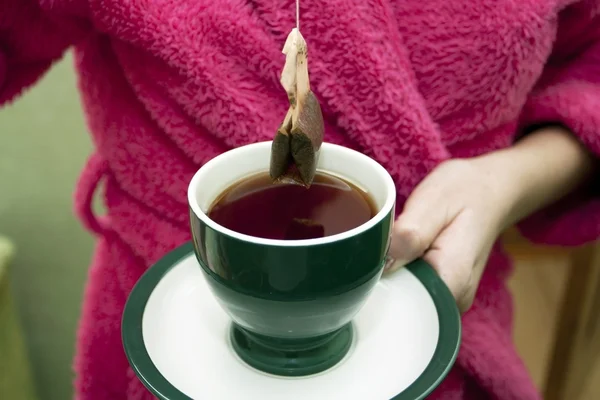 紅茶のカップとティーバッグ — ストック写真