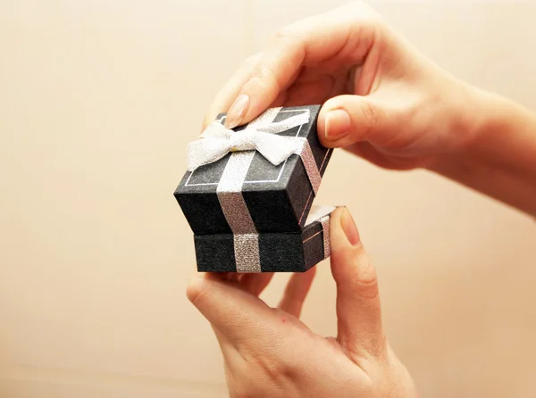 Caja de regalo con un arco — Foto de Stock