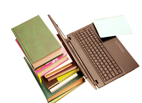 De laptop en boeken, encyclopedieën — Stockfoto