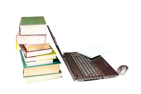 Laptop ve kitapları, ansiklopediler — Stok fotoğraf