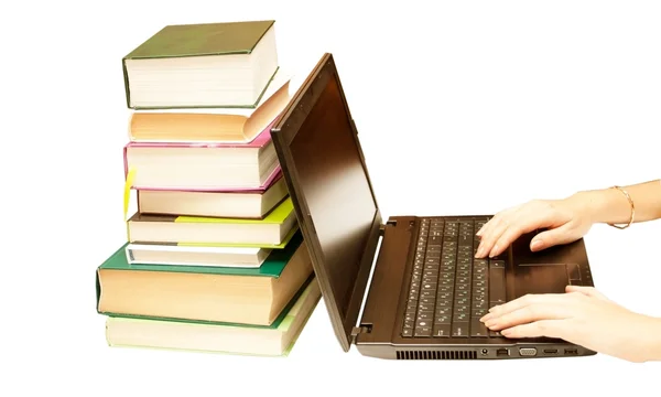 Laptop i książki, encyklopedie — Zdjęcie stockowe