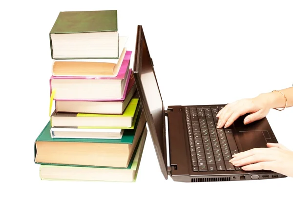 Laptop a knihy, encyklopedie — Stock fotografie