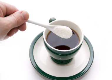bir fincan çay ile şeker katkı