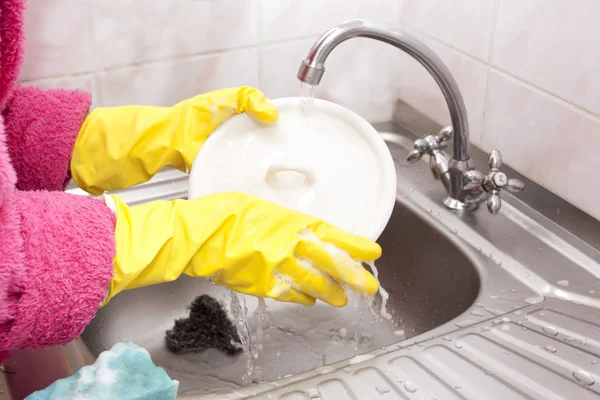 Proces mycia naczynia w zlewie — Zdjęcie stockowe