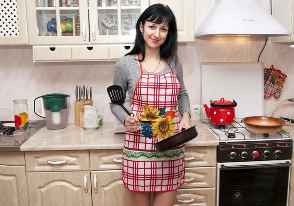 Kobieta przygotowuje się na kuchni — Zdjęcie stockowe