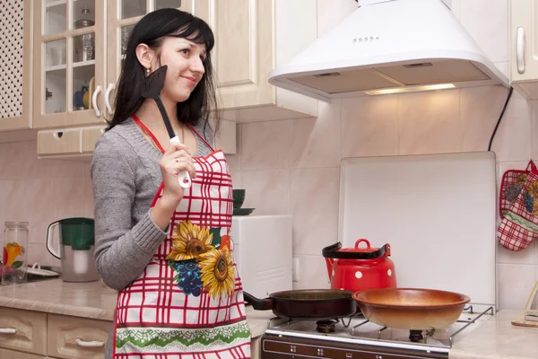 Женщина готовится на кухне — стоковое фото