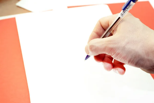 Подписание чистого листа за ручкой — стоковое фото
