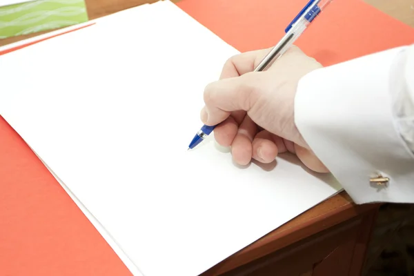 Подписание чистого листа за ручкой — стоковое фото