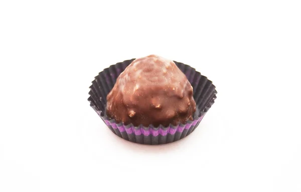 Cioccolatini con noci su sfondo bianco — Foto Stock