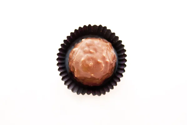Cioccolatini con noci su sfondo bianco — Foto Stock