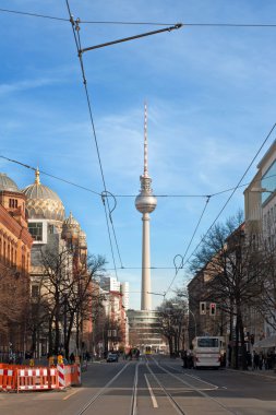 berlin düşünce bir sokak - Almanya tv Kulesi manzarası