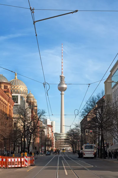 Vista de la torre de televisión de Berlín a través de una calle - Alemania —  Fotos de Stock