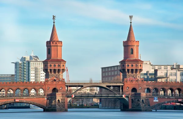 Berlin - kreusberg - Almanya'da köprü — Stok fotoğraf