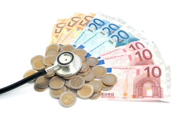 Concept de soins de santé coûteux avec pièces, billets et stéthoscope — Photo