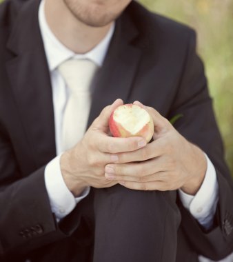 elma elinde bir düğün ceket damat