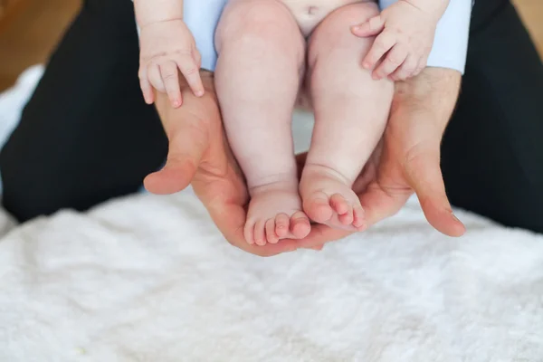 Father holding his newborn baby's feet — Stock Photo, Image