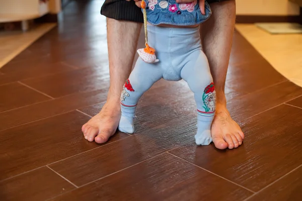 彼の生まれたばかりの赤ちゃんの足を保持の父 — ストック写真