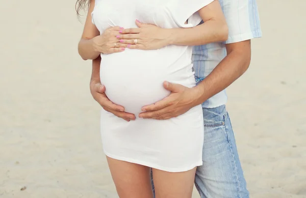 Gravid kvinna med make — Stockfoto