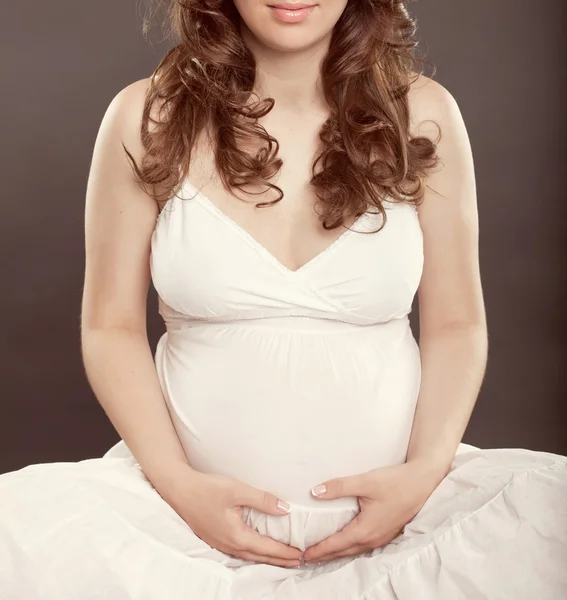 Těhotná žena v bílých šatech — Stock fotografie