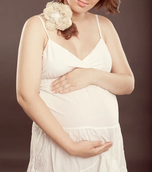 Έγκυος γυναίκα με λευκό φόρεμα — Φωτογραφία Αρχείου