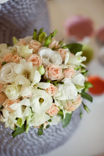 Růžové a bílé svatební kytice ve váze — Stock fotografie