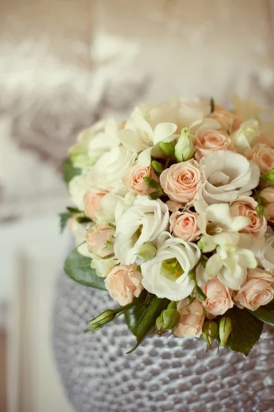 在花瓶里的粉红和白色婚礼花束 — 图库照片