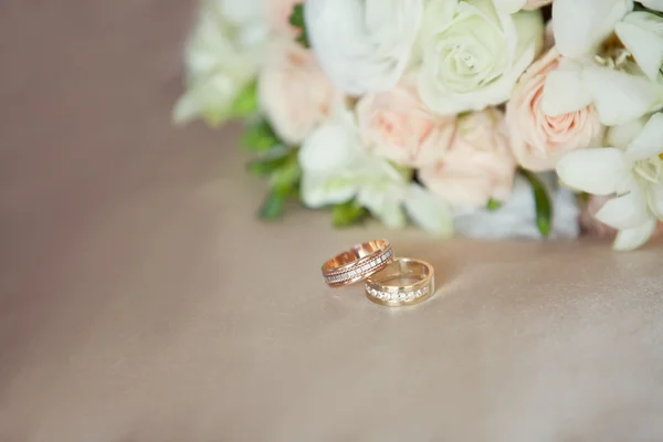 Buket pernikahan merah muda dan putih dan cincin kawin — Stok Foto