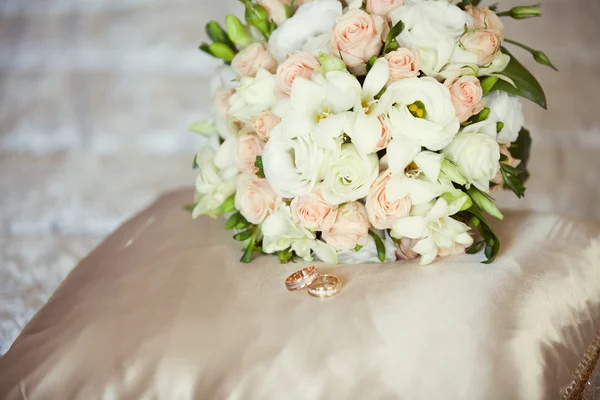 Pink and white wedding bouquet and wedding rings — Stock Photo, Image