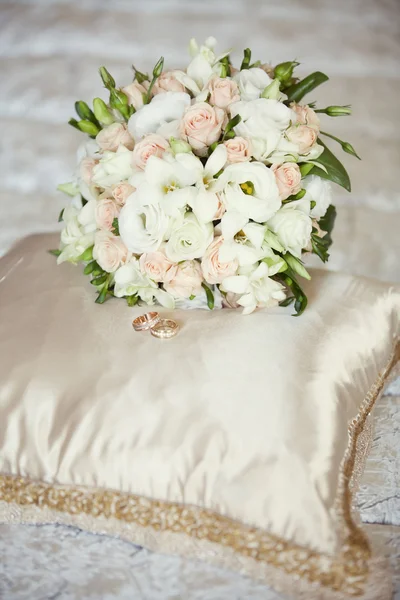 Roze en witte bruiloft boeket en trouwringen — Stockfoto