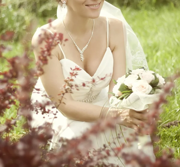 Bouquet da sposa rosa e bianco di rose nelle mani dell'ibrido — Foto Stock