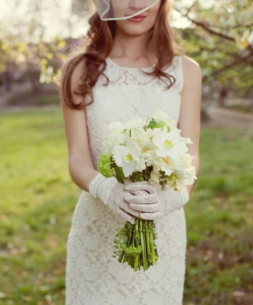 Ramo de boda blanco en las manos de la novia — Foto de Stock