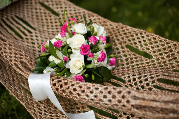 Buquê de casamento rosa e branco de rosas em uma rede — Fotografia de Stock